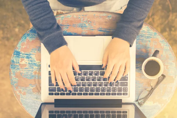 Menina trabalhando com laptop — Fotografia de Stock