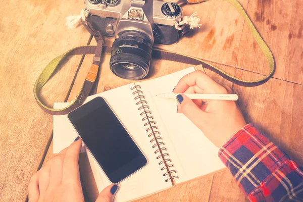 Flicka med mobiltelefon och kamera — Stockfoto