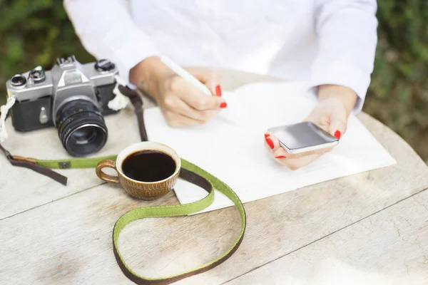 Fille avec téléphone portable et journal intime — Photo