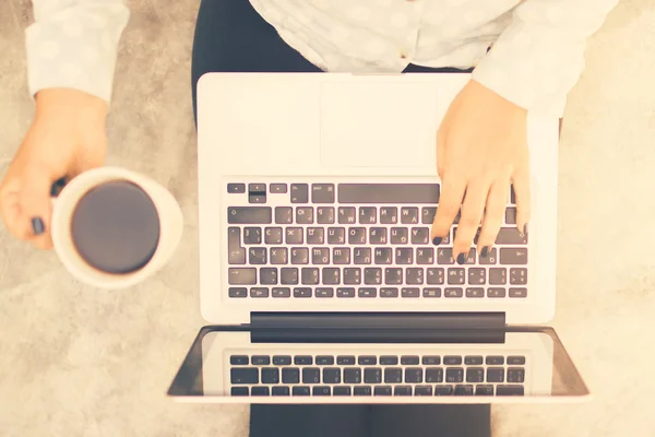 Ragazza con computer portatile e tazza di caffè — Foto Stock