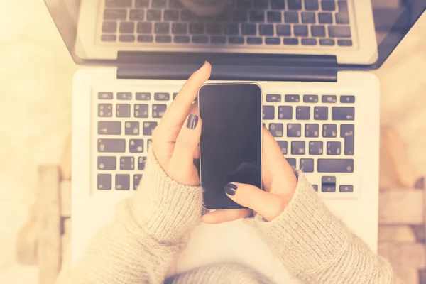 Ragazza con cellulare e laptop — Foto Stock