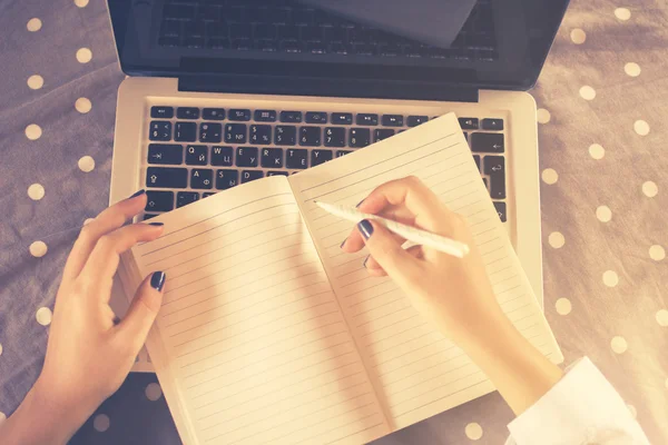 Fille écrit dans un cahier — Photo