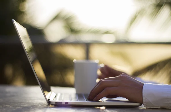 Biznesmen z laptopa i filiżankę kawy — Zdjęcie stockowe