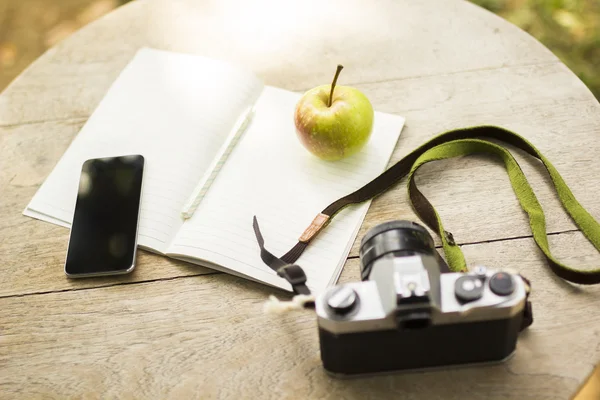 Mobiltelefon, dagbok och gammal kamera — Stockfoto