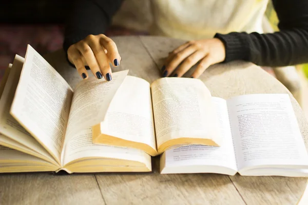 Menina lendo livros — Fotografia de Stock