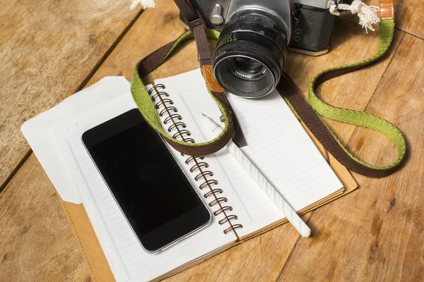 Mobilní telefon, deník a starý fotoaparát — Stock fotografie