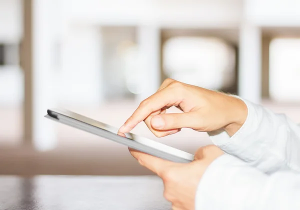 Man clicks on digital tablet — Stock Photo, Image