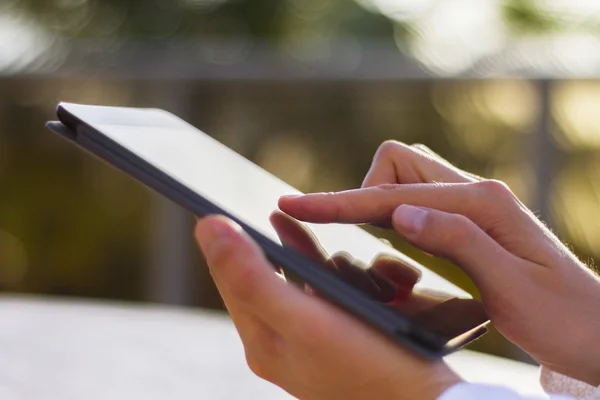 Hombre hace clic en la tableta digital — Foto de Stock