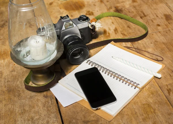 Mobilní telefon, deník a starý fotoaparát — Stock fotografie