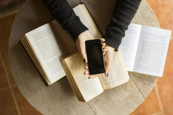 Mädchen mit Handy und Büchern — Stockfoto