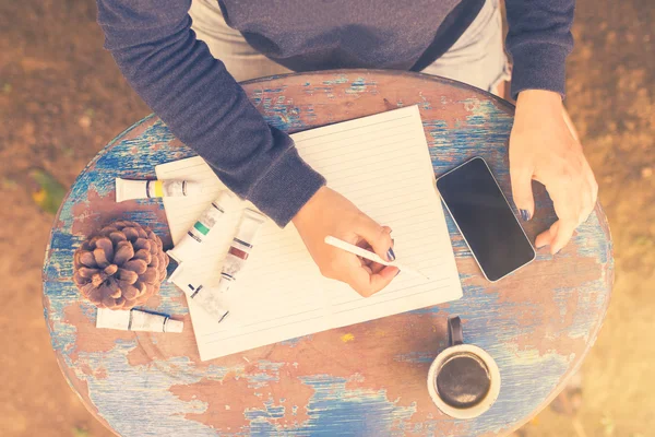 Chica escribe en cuaderno — Foto de Stock