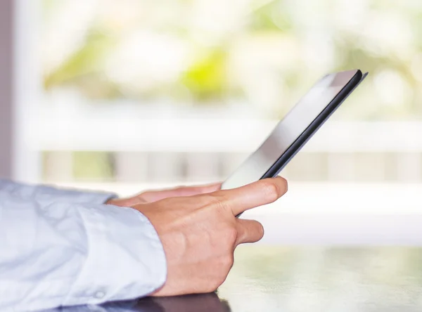 Man met digitale tablet — Stockfoto