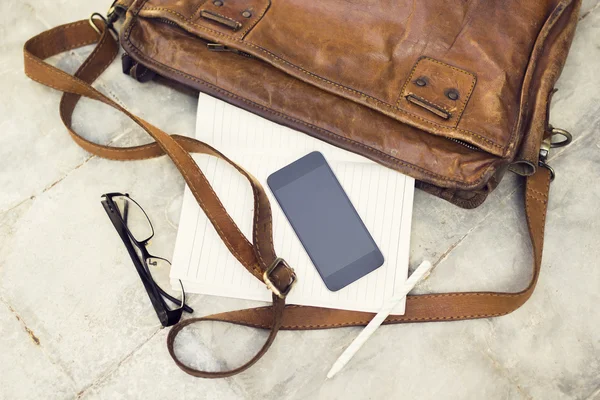 Braune Lederhandtasche, leeres Handy, Tagebuch und Brille — Stockfoto