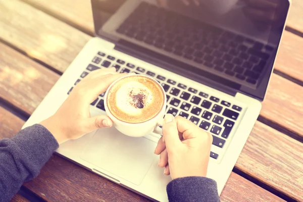 Gadis dengan secangkir kopi dan laptop di pagi hari — Stok Foto