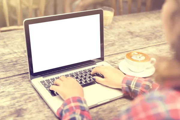 Chica con una taza de café y una computadora portátil en blanco, burla —  Fotos de Stock