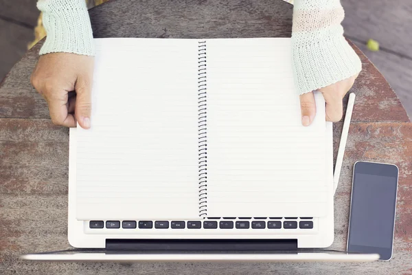 Mädchen mit leerem Tagebuch, Handy und Laptop — Stockfoto