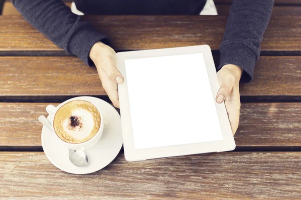 Chica con la tableta digital en blanco y una taza de café, se burlan —  Fotos de Stock