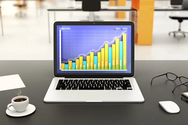 Ноутбук з бізнес-графом на столі в офісі — стокове фото