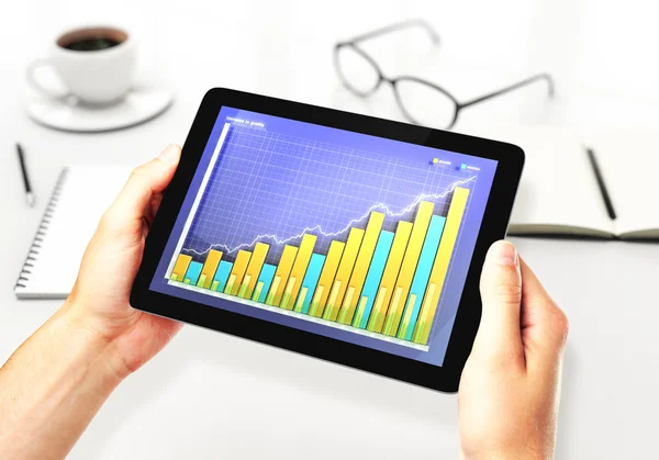 Ilustração do gráfico financeiro em um tablet digital no escritório — Fotografia de Stock