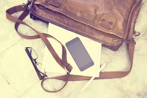 Skórzana torba z pamiętnika puste, telefon komórkowy, słuchawki i ołówek — Zdjęcie stockowe
