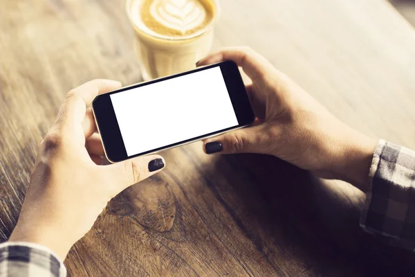 Boş tutan kız cep telefonu ve fincan kahve, alay etmek yukarıya — Stok fotoğraf