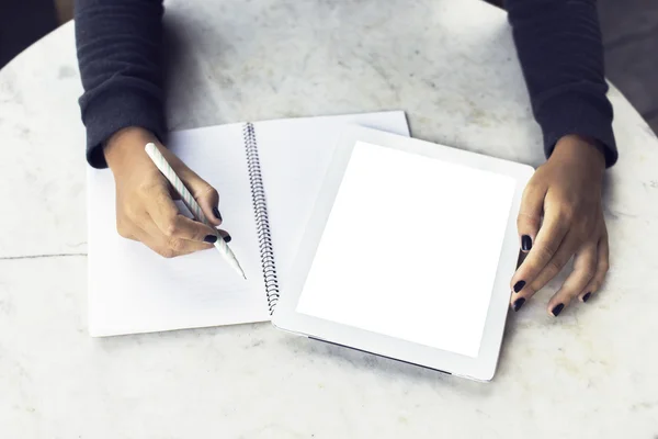 Ragazza mani con tablet digitale vuoto e diario in bianco, mock up — Foto Stock