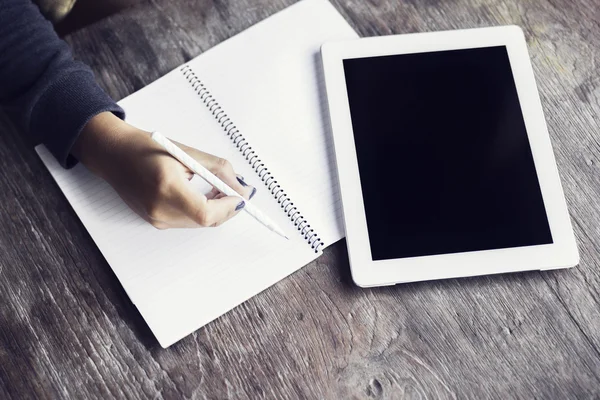 Mädchenhand mit Bleistift, leerem Tagebuch und digitalem Tablet auf einem Holz — Stockfoto