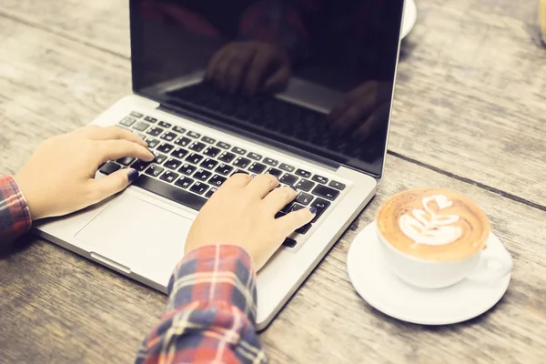 As mãos da menina, cappucino e laptop ao ar livre — Fotografia de Stock