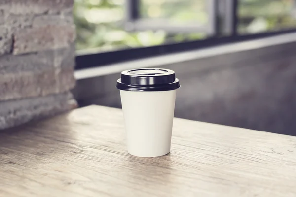 Kaffee zum Mitnehmen auf einem Holztisch — Stockfoto