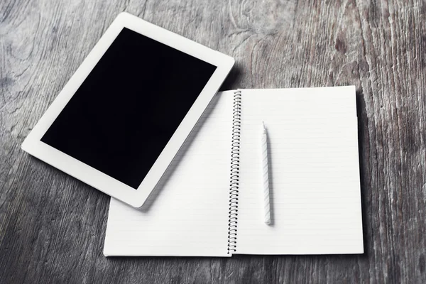 Digitales Tablet mit leerem Tagebuch und Bleistift auf einem Holztisch — Stockfoto