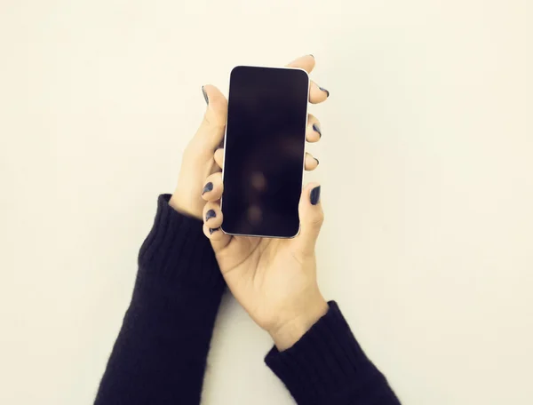 Руки девушки со смартфоном — стоковое фото