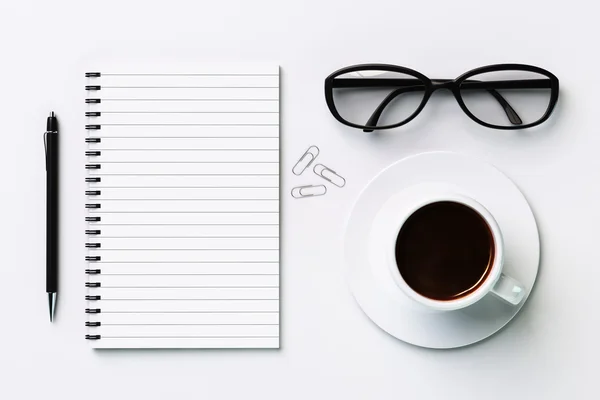 Κενό ημερολόγιο, φλιτζάνι καφέ, στυλό και γυαλιά — Φωτογραφία Αρχείου