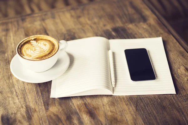 Mobiltelefon, kopp kaffe och dagbok — Stockfoto