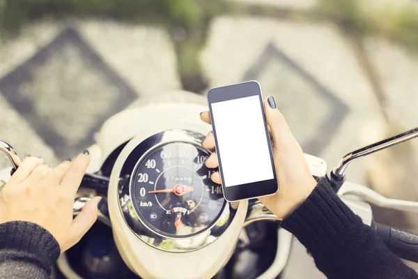 Menina com telefone na moto — Fotografia de Stock