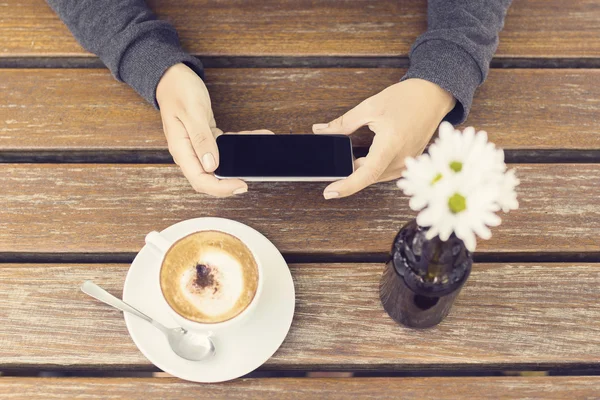 Chica con teléfono celular y taza de café —  Fotos de Stock