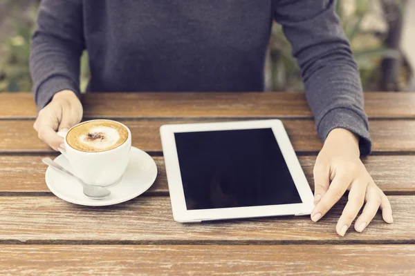 Nő, digitális tábla és a csésze kávé — Stock Fotó