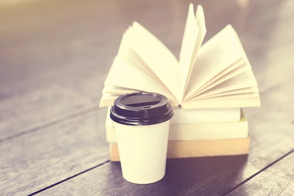 Kávé és a könyvek, a fa padló — Stock Fotó