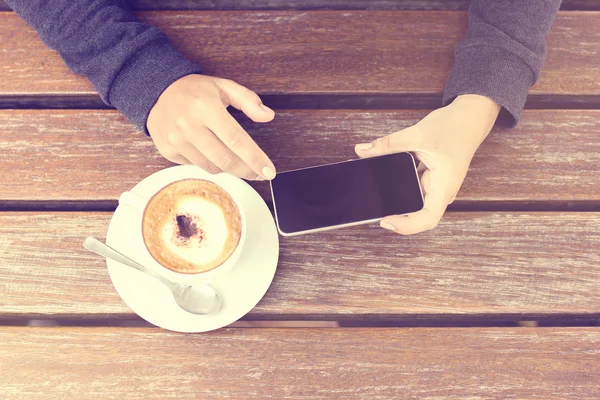 Boş cep telefonu ve fincan kahve ile kız — Stok fotoğraf