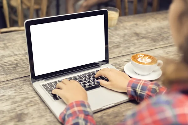 Mujer escribiendo en un ordenador portátil con una taza de café, se burlan —  Fotos de Stock