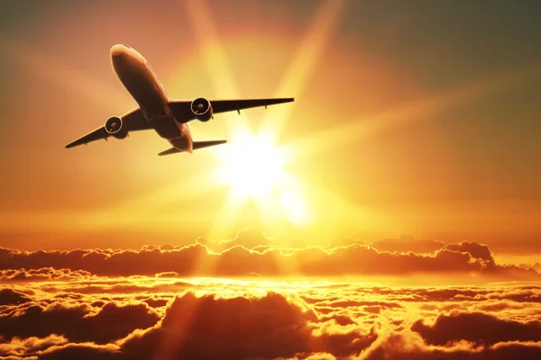 Plane takes off at sunrise — Stock Photo, Image