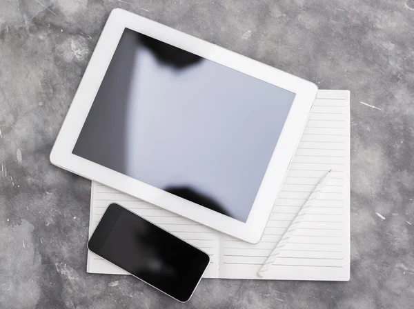 Tablet PC, smatphone en lege werkboek met potlood — Stockfoto