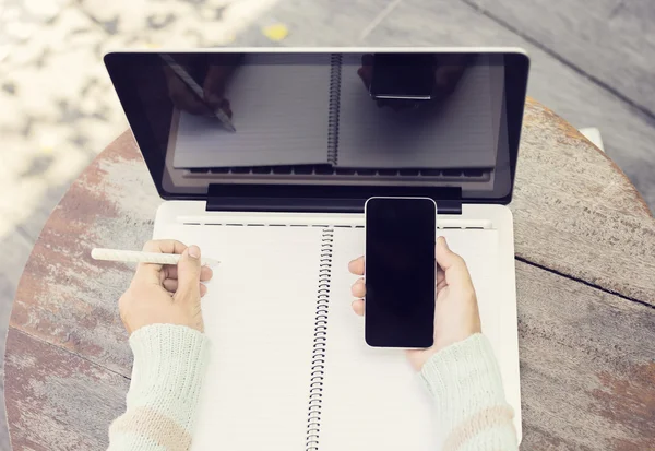 Estudante com diário em branco, laptop e smartphone fora — Fotografia de Stock