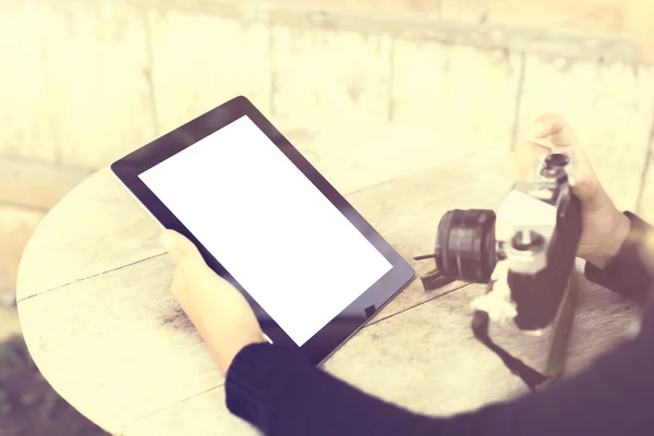 Chica con la tableta en blanco y la cámara de estilo antiguo en una mesa de madera, m —  Fotos de Stock