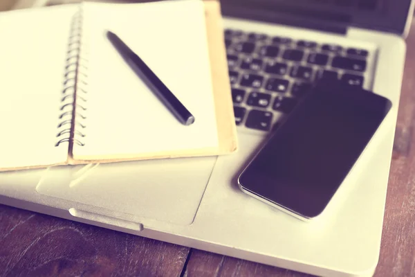 Diário em branco com caneta, smartphone e laptop — Fotografia de Stock