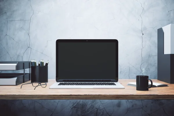 Leerer Laptop auf dem Schreibtisch — Stockfoto
