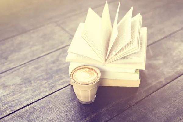 Bücher und eine Tasse Kaffee — Stockfoto