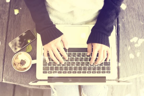 Mulher digitando em um laptop — Fotografia de Stock