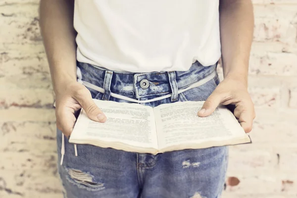 Mädchen mit offenem Buch — Stockfoto