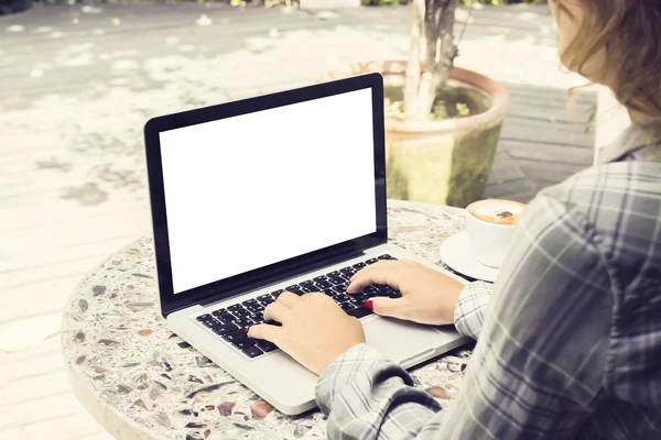 Ragazza digitando sul computer portatile — Foto Stock