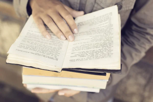 Menina segurando livros — Fotografia de Stock